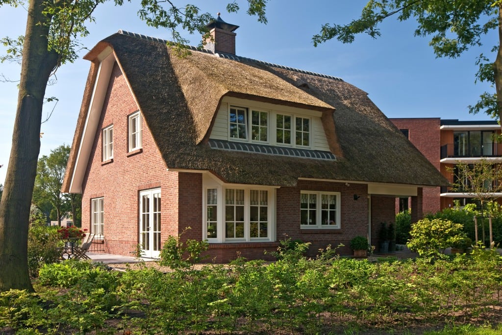 11. Rietgedekt huis bouwen Rietgekt droomhuis uitgevoerd in rode baksteen Ugchelen